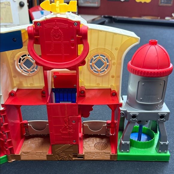 Fisher-Price Little People Caring For Animals Farm playset - Picture 8 of 11